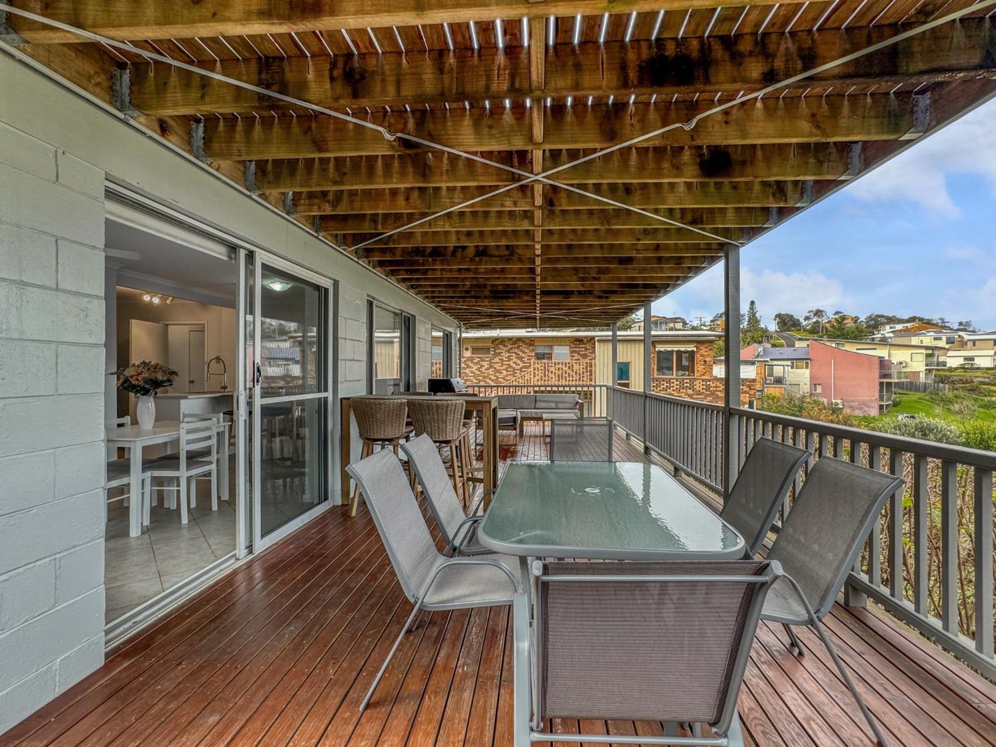 Oceanfront 4-Bed Haven with BBQ & Alfresco Dining