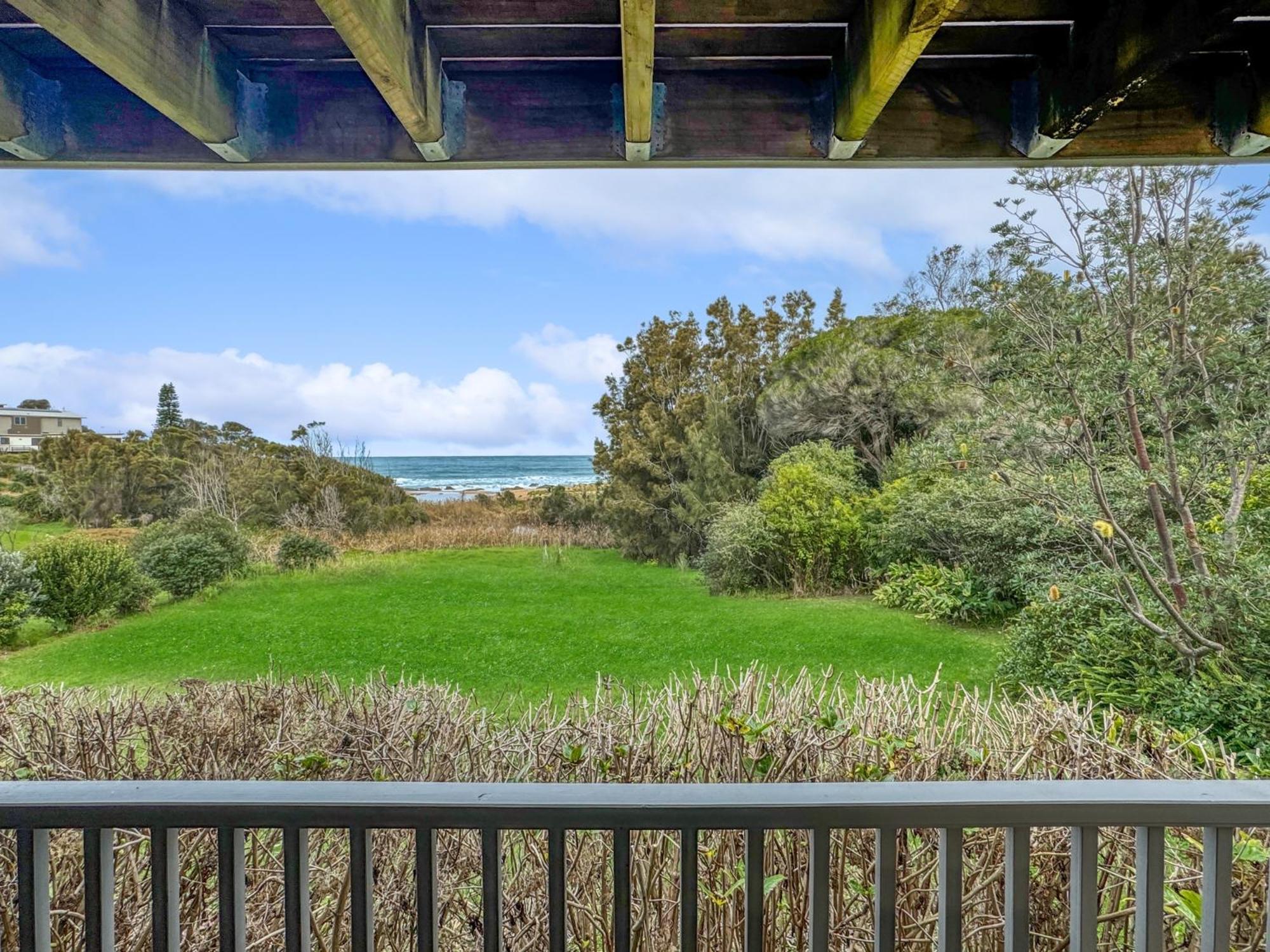 Oceanfront 4-Bed Haven with BBQ & Alfresco Dining