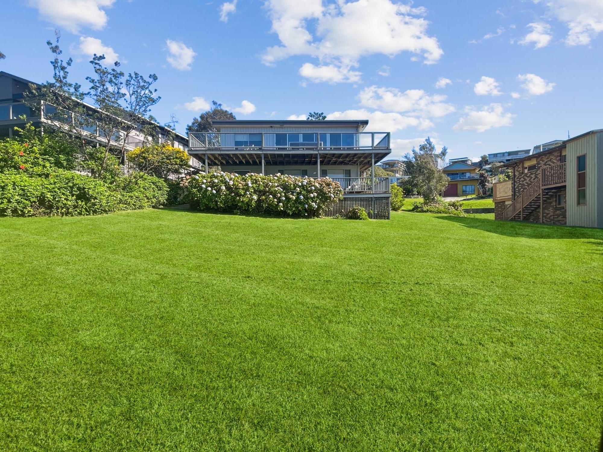 Oceanfront 4-Bed Haven with BBQ & Alfresco Dining