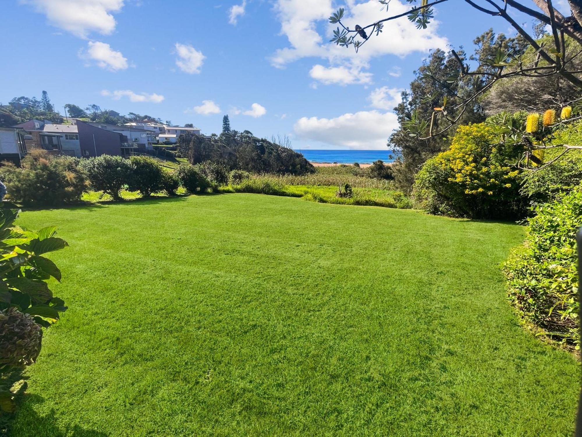 Oceanfront 4-Bed Haven with BBQ & Alfresco Dining