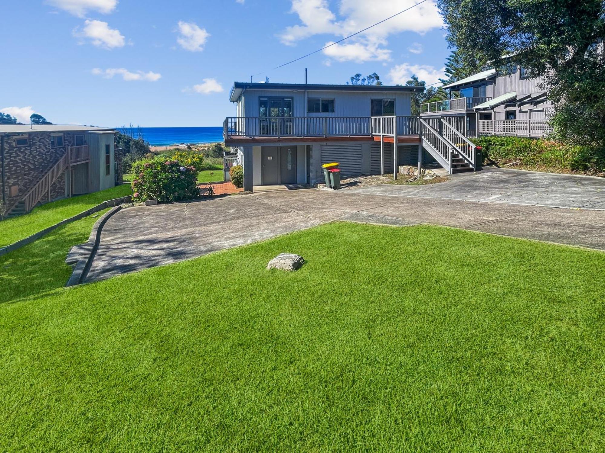 Oceanfront 4-Bed Haven with BBQ & Alfresco Dining