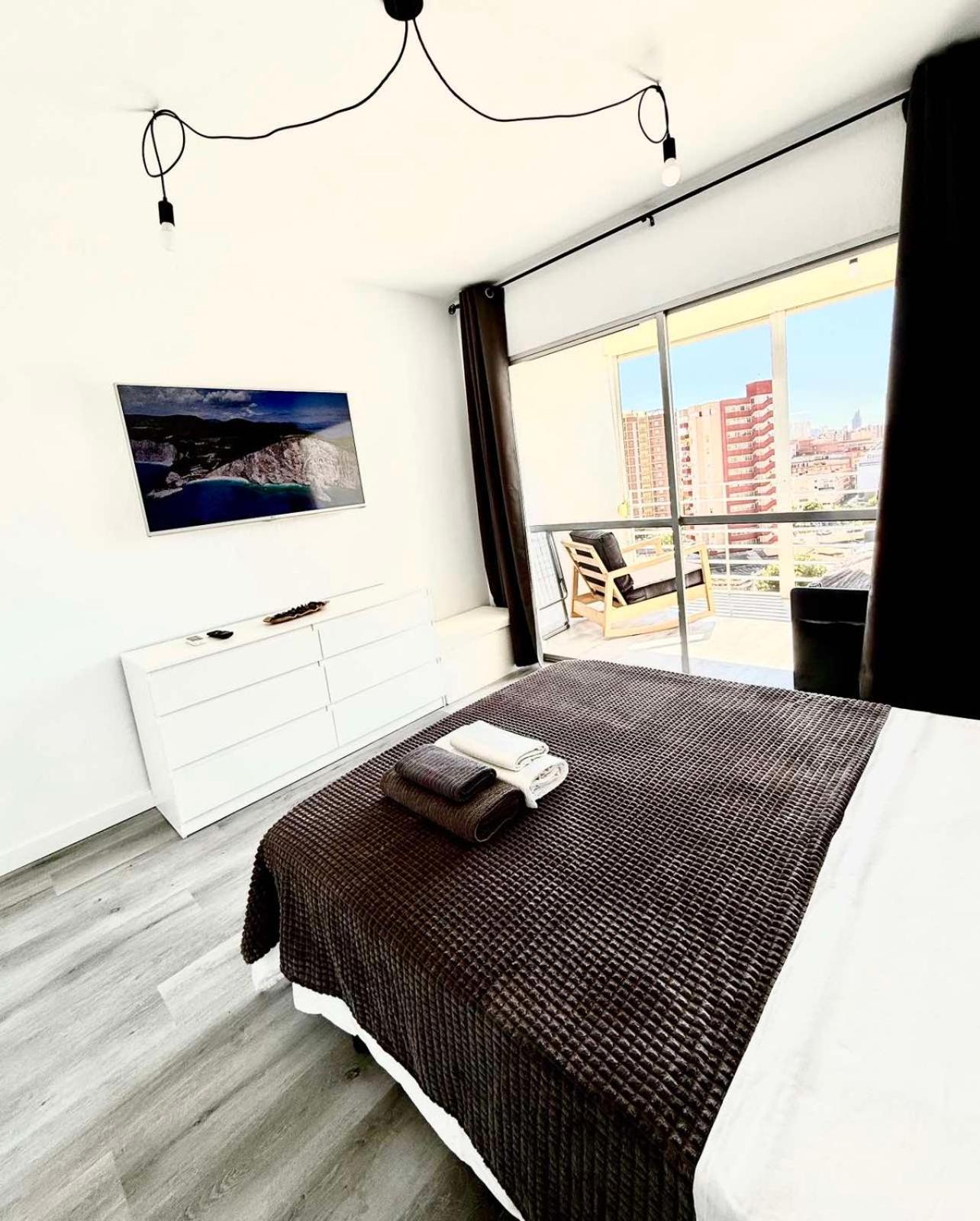 Cozy Apartment with Sea and Mountain Views in Benidorm