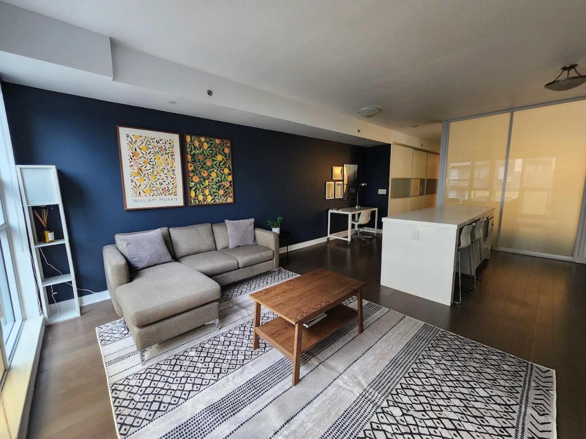 Queen St West Haven - Modern Loft, Downtown Toronto, Free Parking