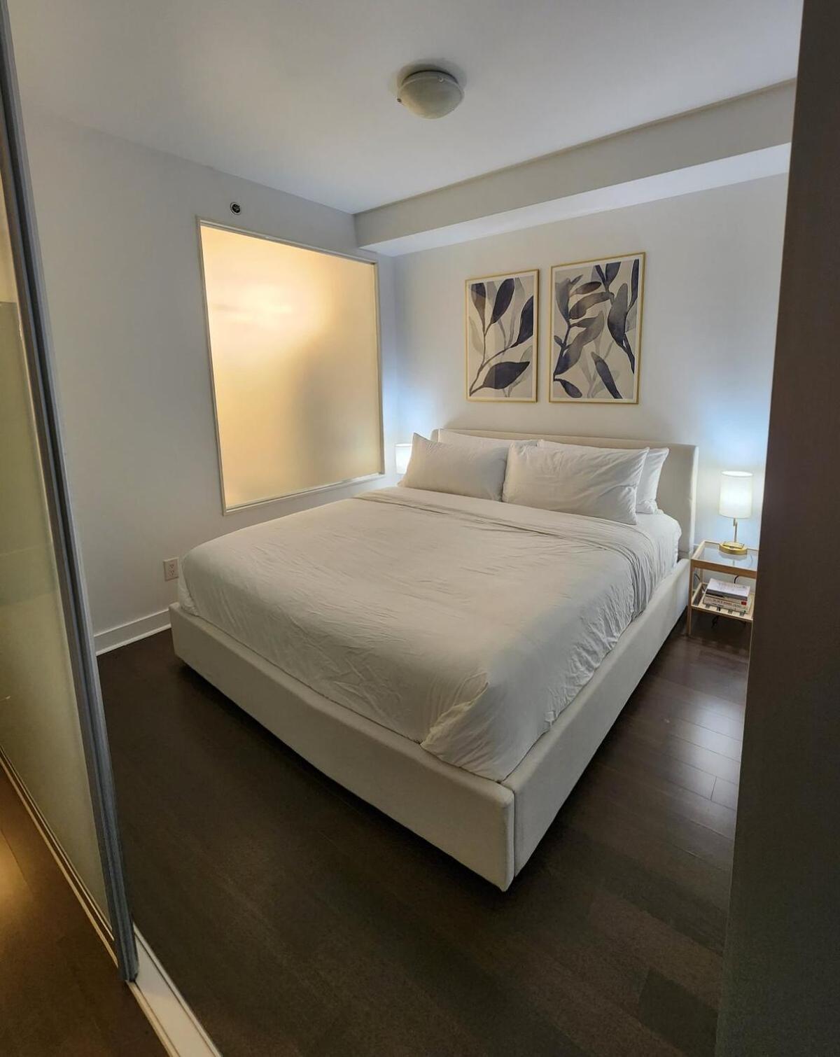 Queen St West Haven - Modern Loft, Downtown Toronto, Free Parking