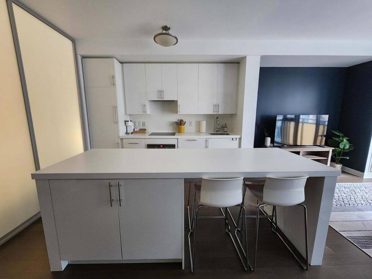 Queen St West Haven - Modern Loft, Downtown Toronto, Free Parking