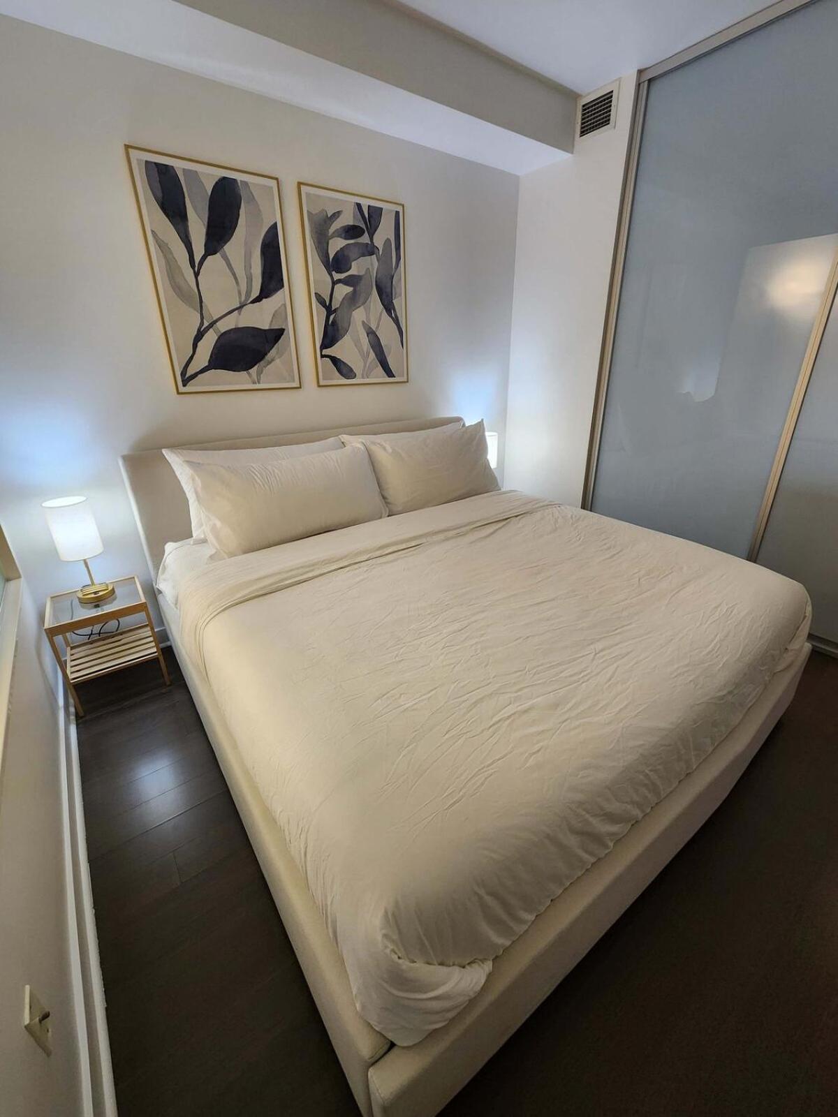 Queen St West Haven - Modern Loft, Downtown Toronto, Free Parking