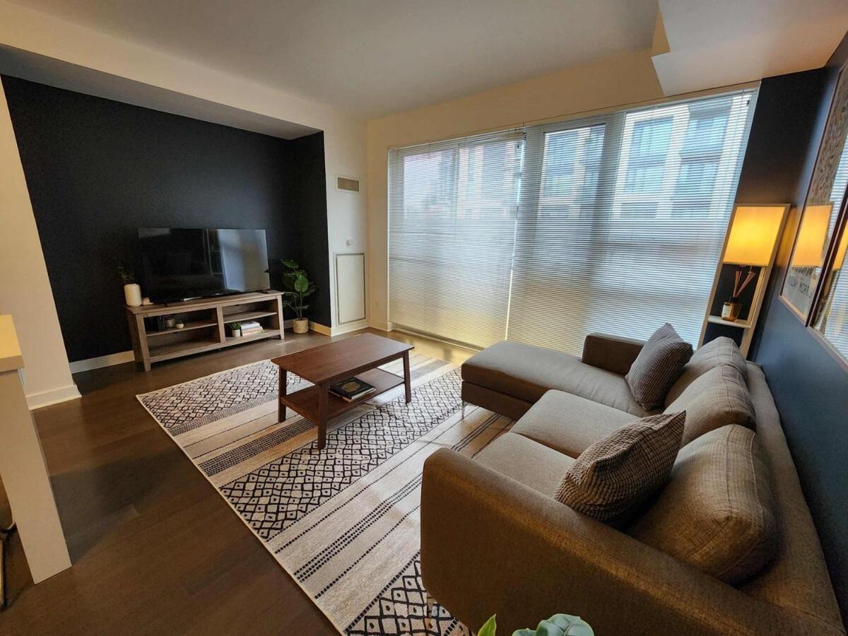 Queen St West Haven - Modern Loft, Downtown Toronto, Free Parking
