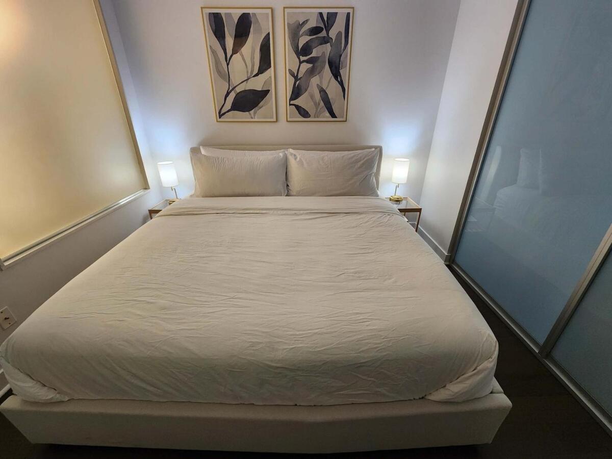 Queen St West Haven - Modern Loft, Downtown Toronto, Free Parking