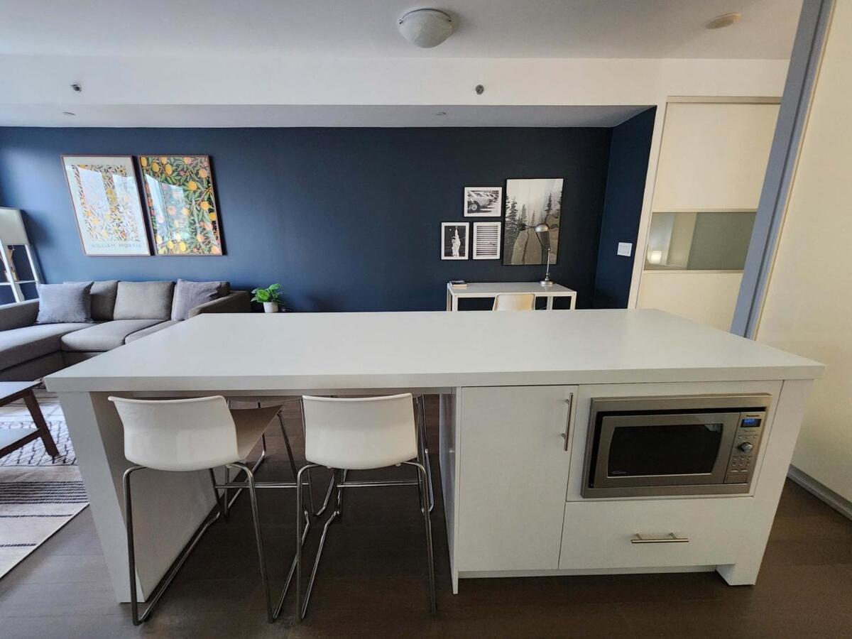 Queen St West Haven - Modern Loft, Downtown Toronto, Free Parking