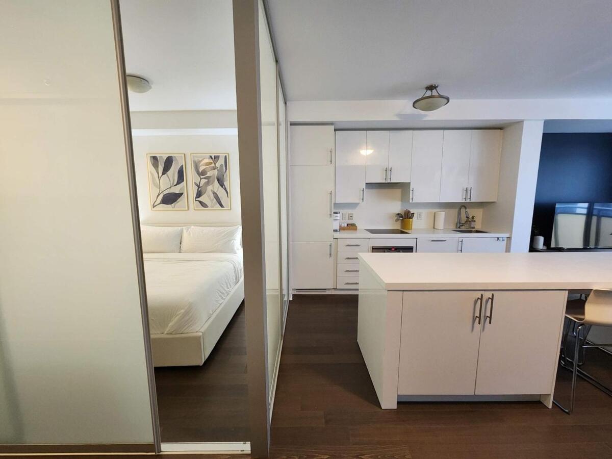 Queen St West Haven - Modern Loft, Downtown Toronto, Free Parking