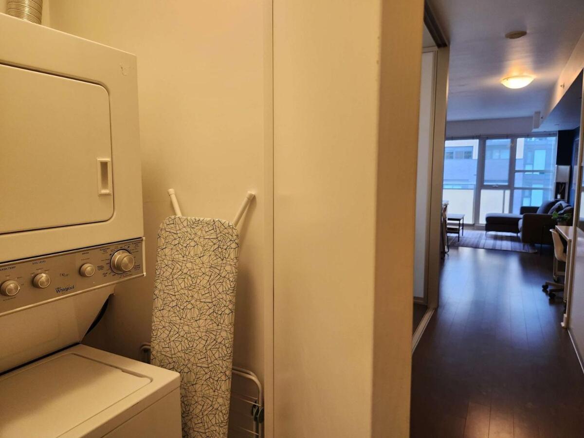 Queen St West Haven - Modern Loft, Downtown Toronto, Free Parking