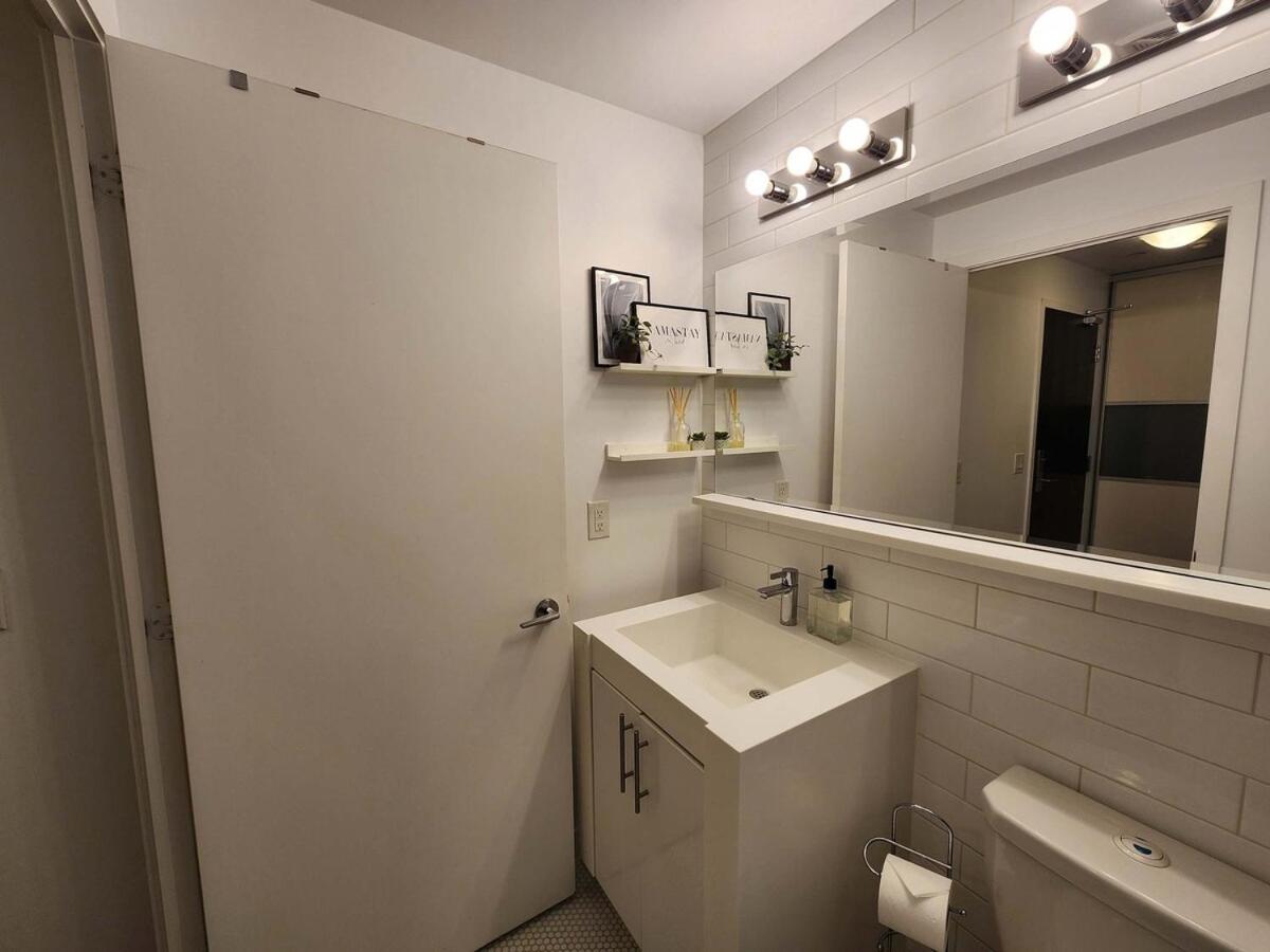 Queen St West Haven - Modern Loft, Downtown Toronto, Free Parking