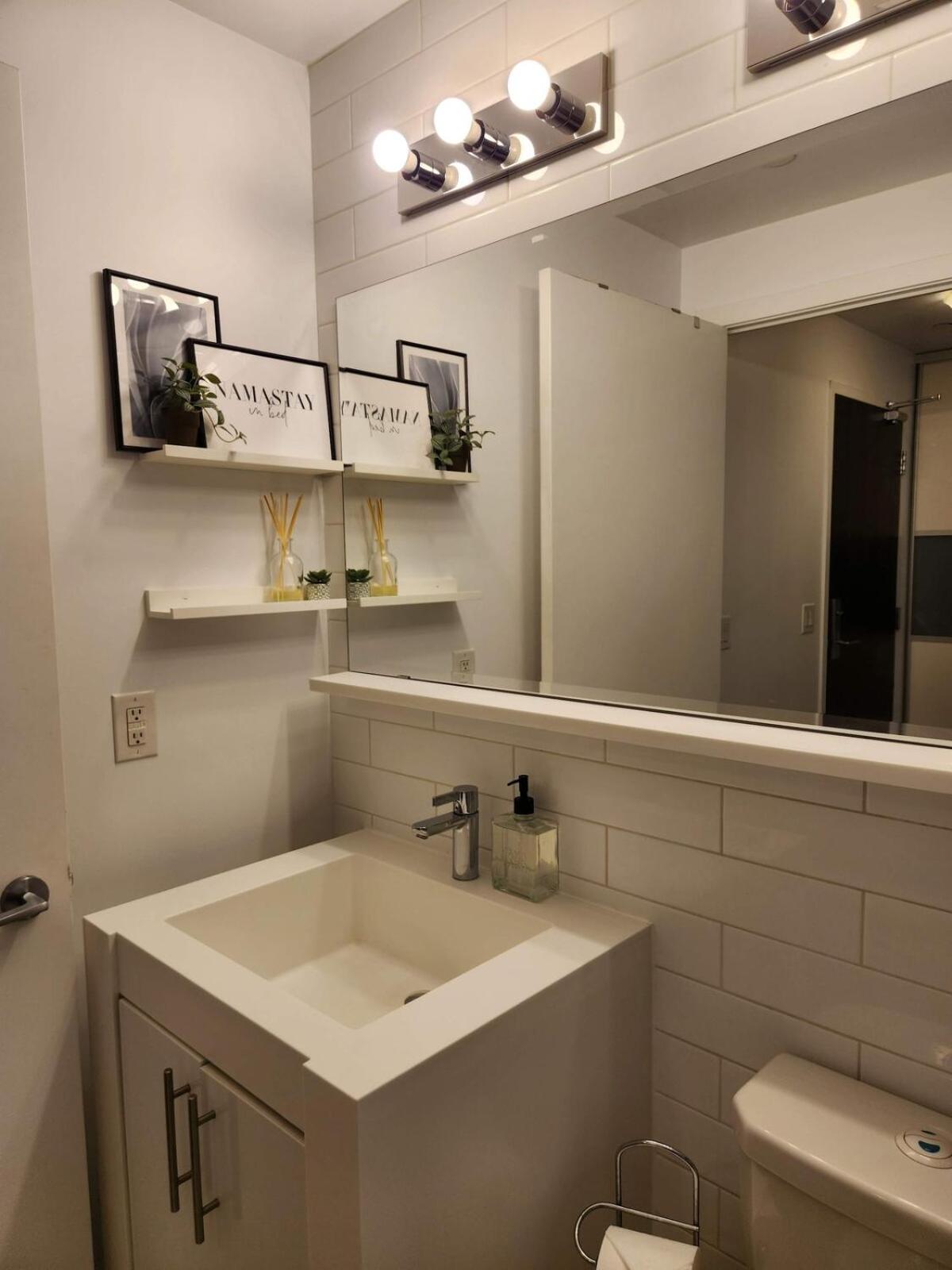 Queen St West Haven - Modern Loft, Downtown Toronto, Free Parking