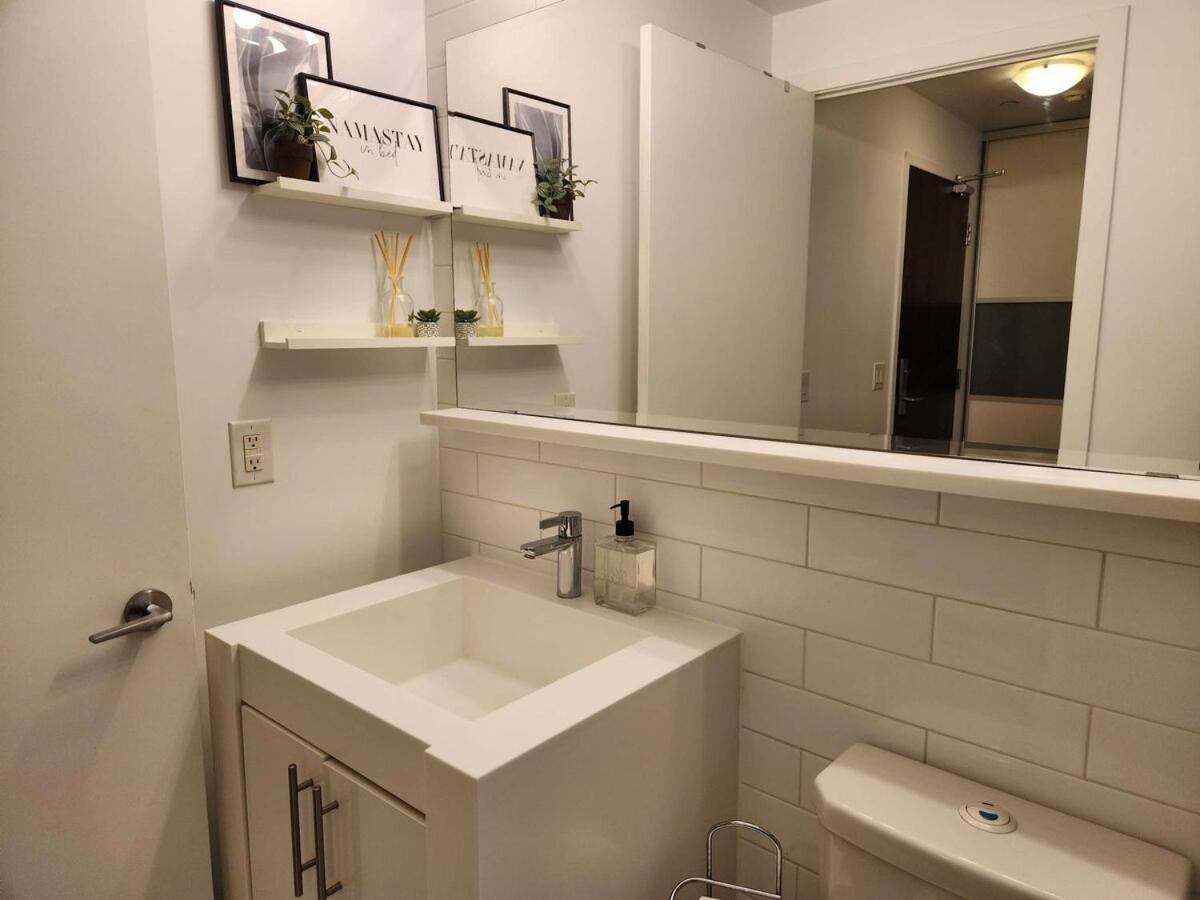 Queen St West Haven - Modern Loft, Downtown Toronto, Free Parking