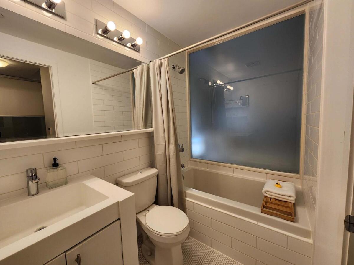 Queen St West Haven - Modern Loft, Downtown Toronto, Free Parking