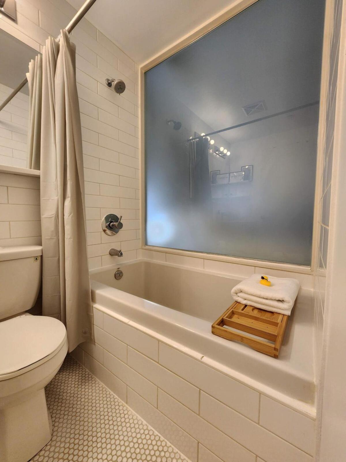 Queen St West Haven - Modern Loft, Downtown Toronto, Free Parking