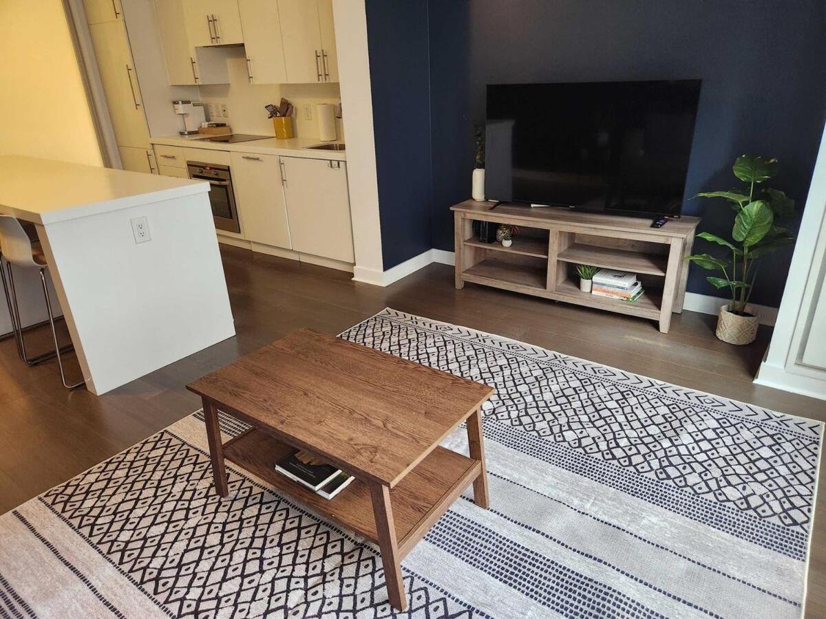 Queen St West Haven - Modern Loft, Downtown Toronto, Free Parking