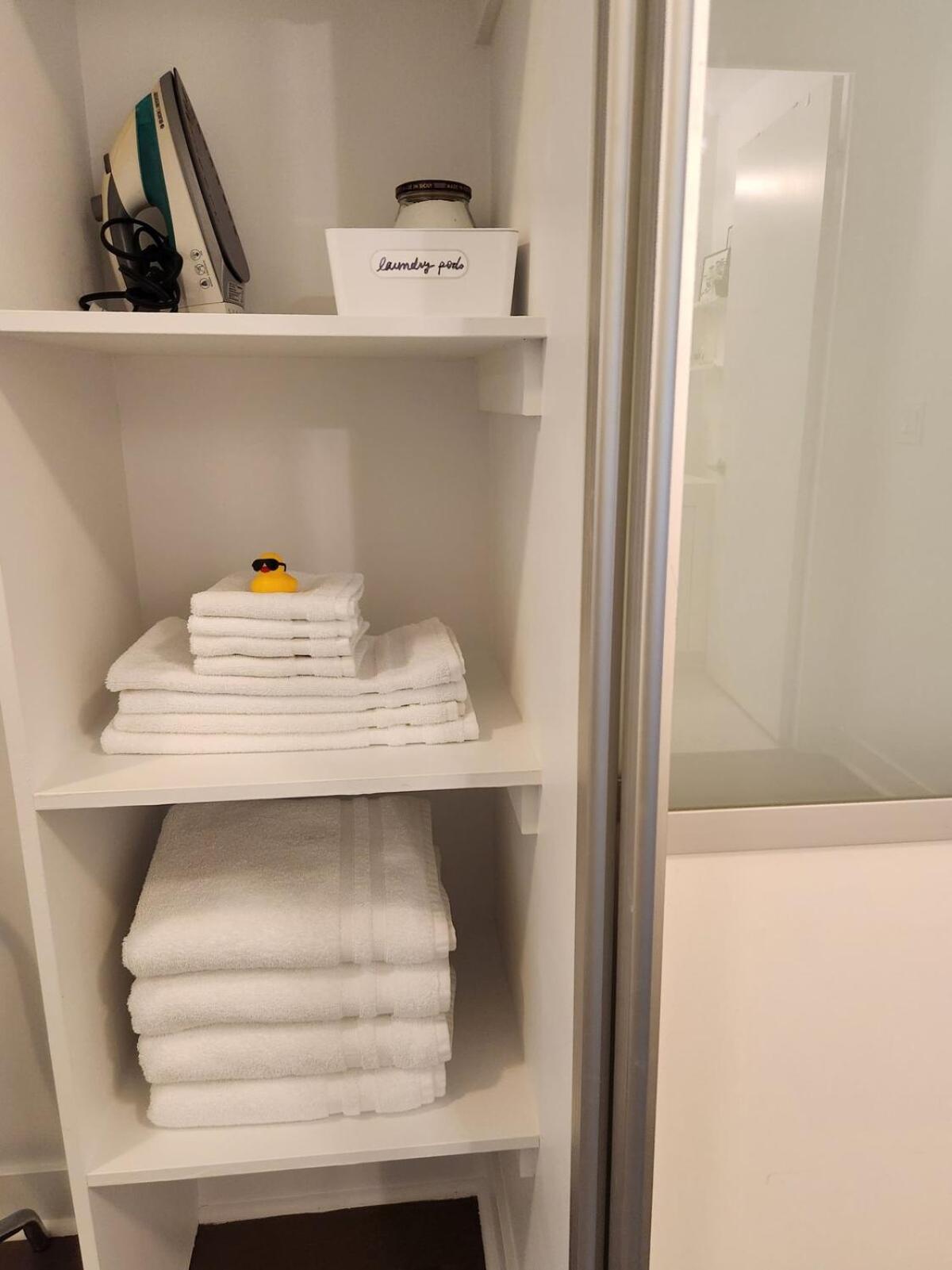 Queen St West Haven - Modern Loft, Downtown Toronto, Free Parking