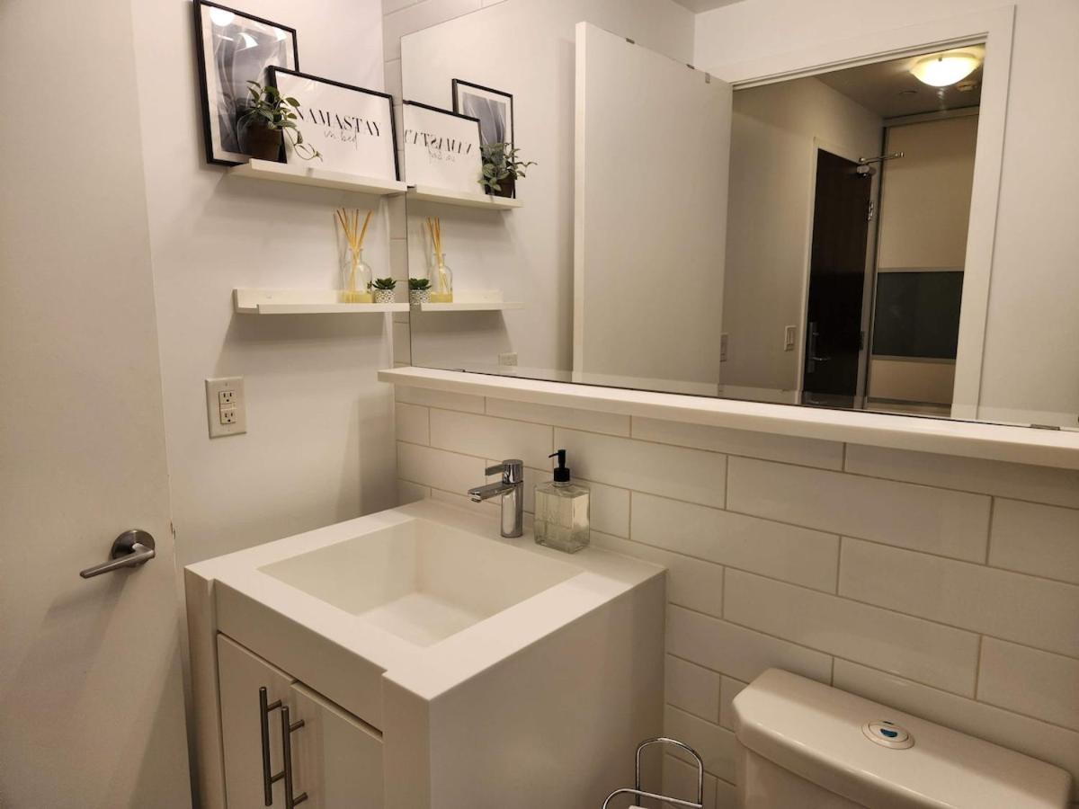 Queen St West Haven - Modern Loft, Downtown Toronto, Free Parking