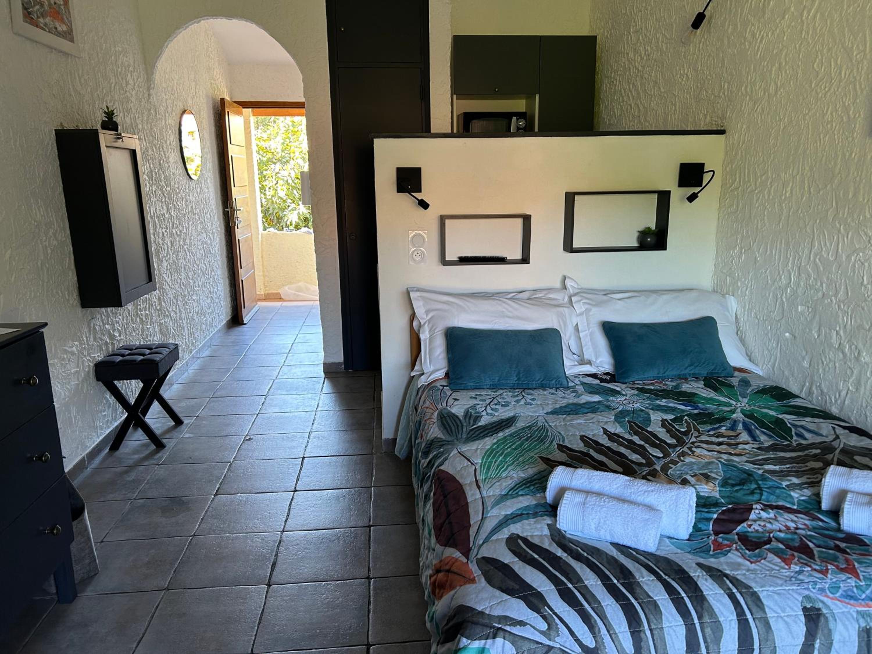 Le Clos des Arbousiers view 3