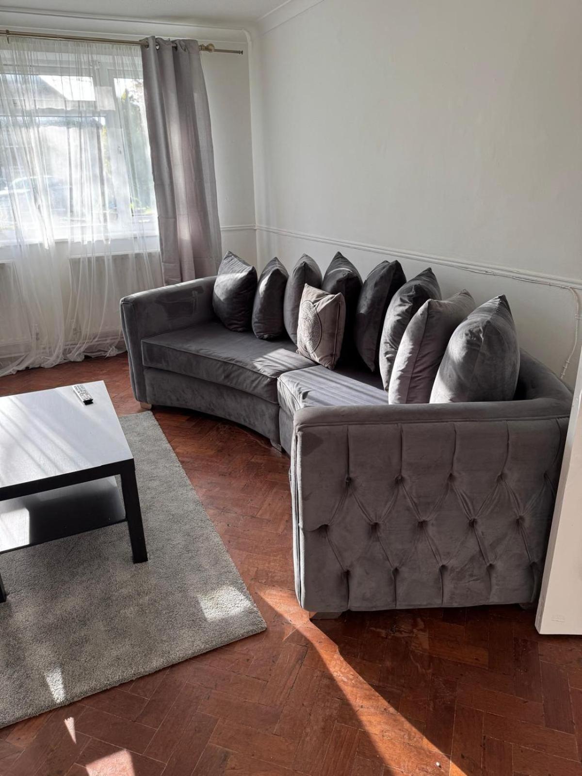 Cosy 2-bed Maisonette with Private Garage in Wembley