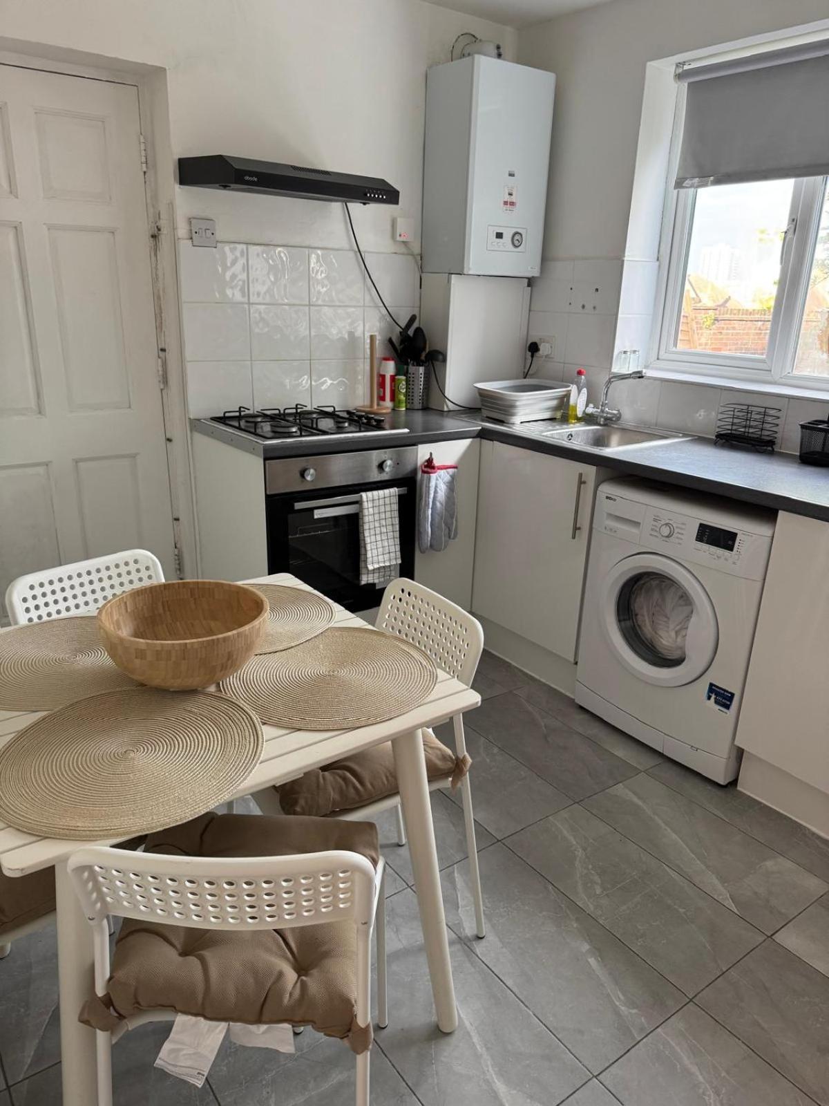 Cosy 2-bed Maisonette with Private Garage in Wembley