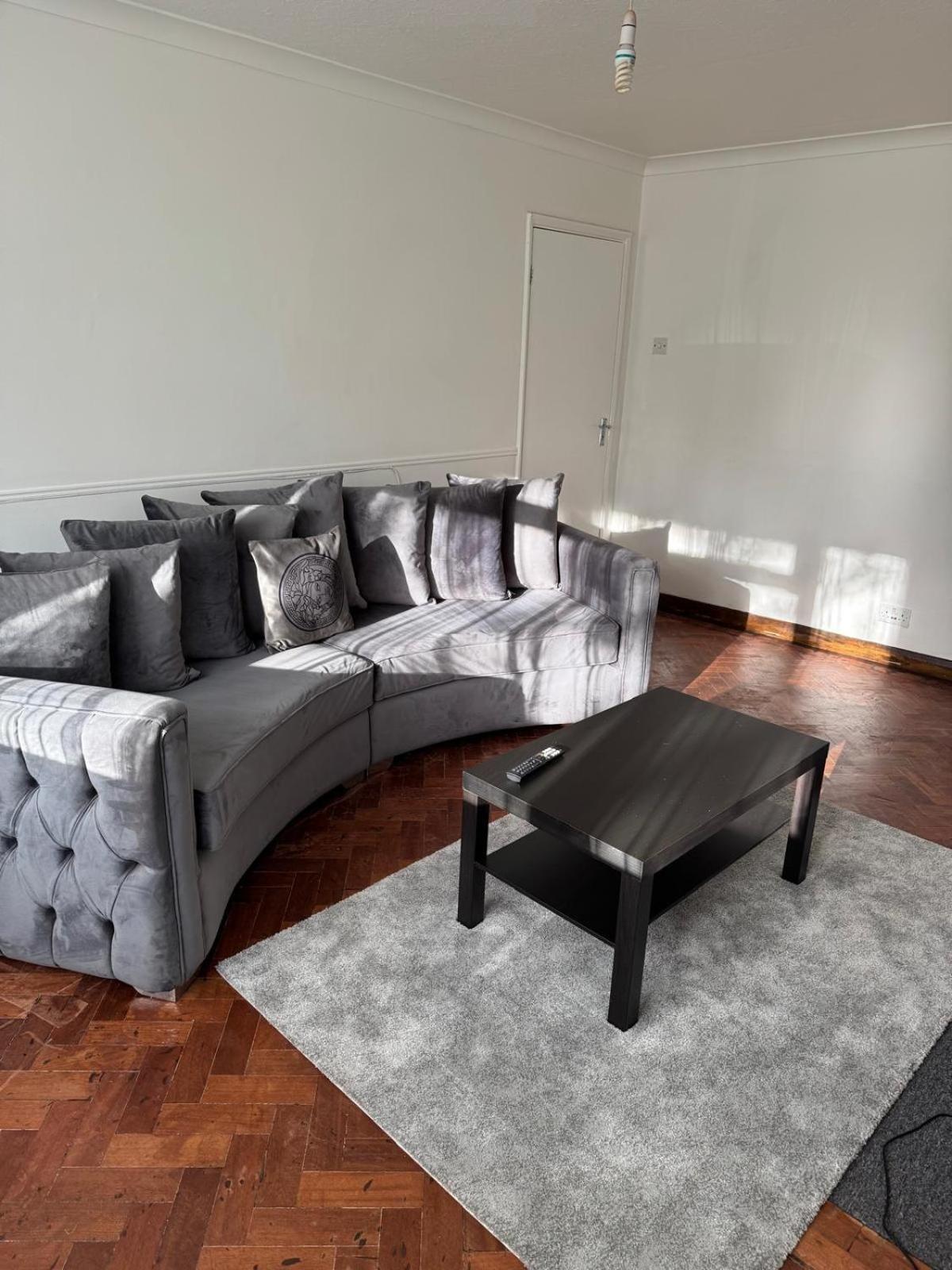 Cosy 2-bed Maisonette with Private Garage in Wembley