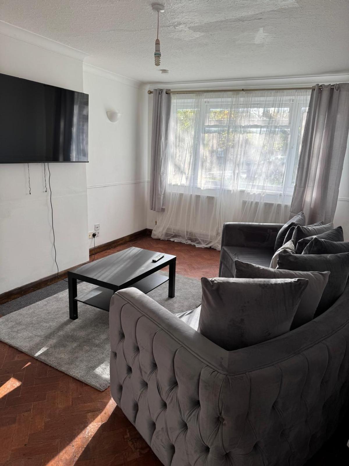 Cosy 2-bed Maisonette with Private Garage in Wembley