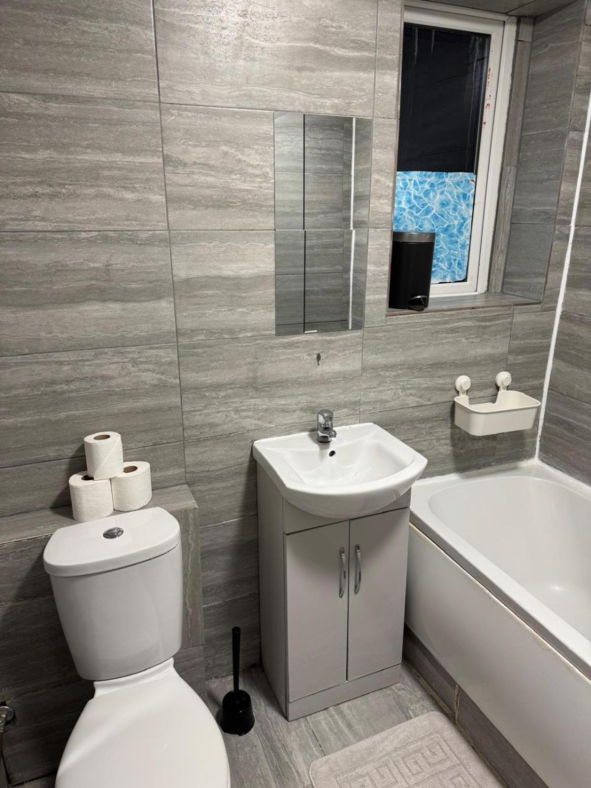 Cosy 2-bed Maisonette with Private Garage in Wembley