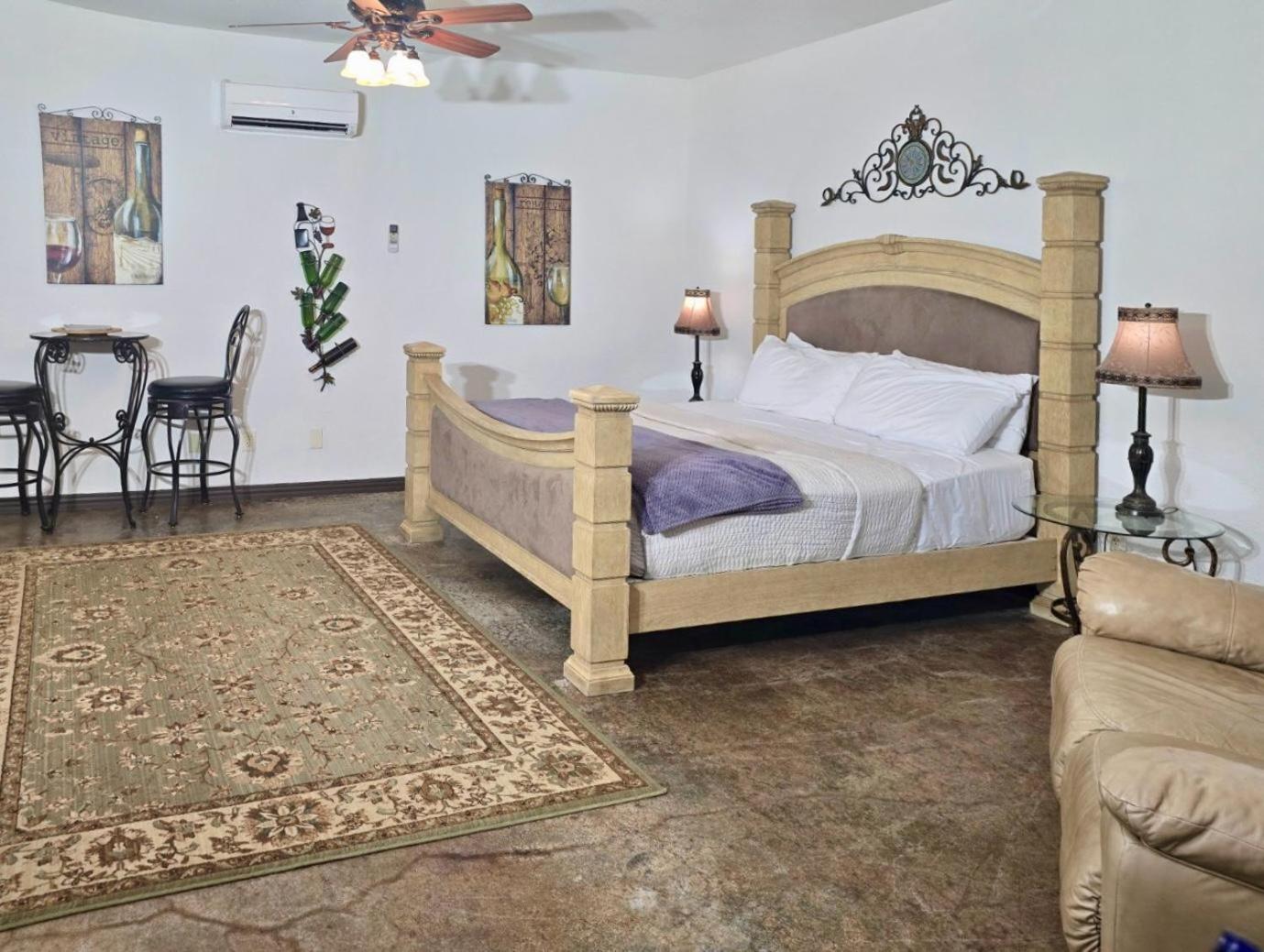 Hill Country Wine Retreat Pool & Pickleball