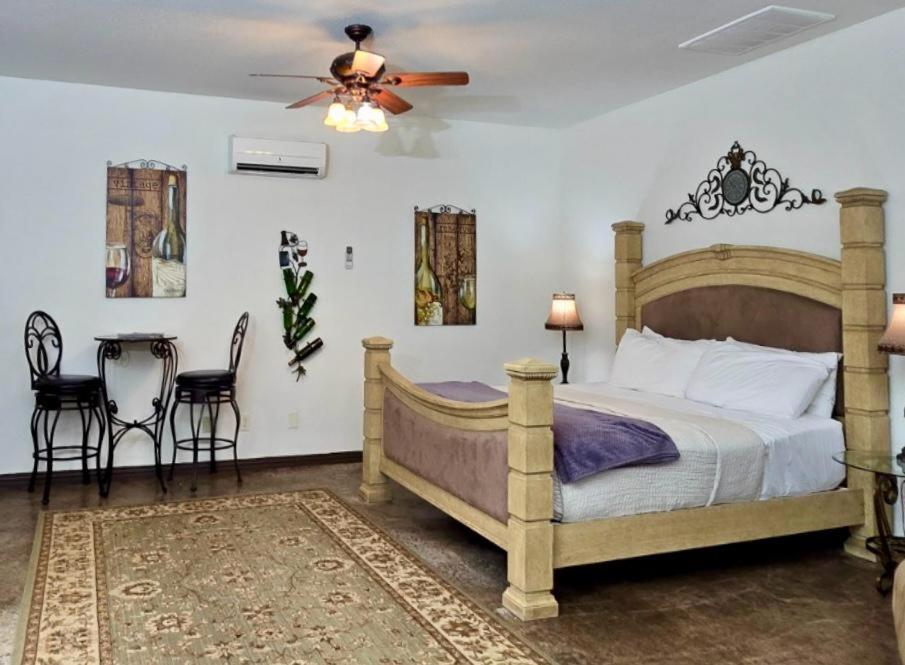 Hill Country Wine Retreat Pool & Pickleball
