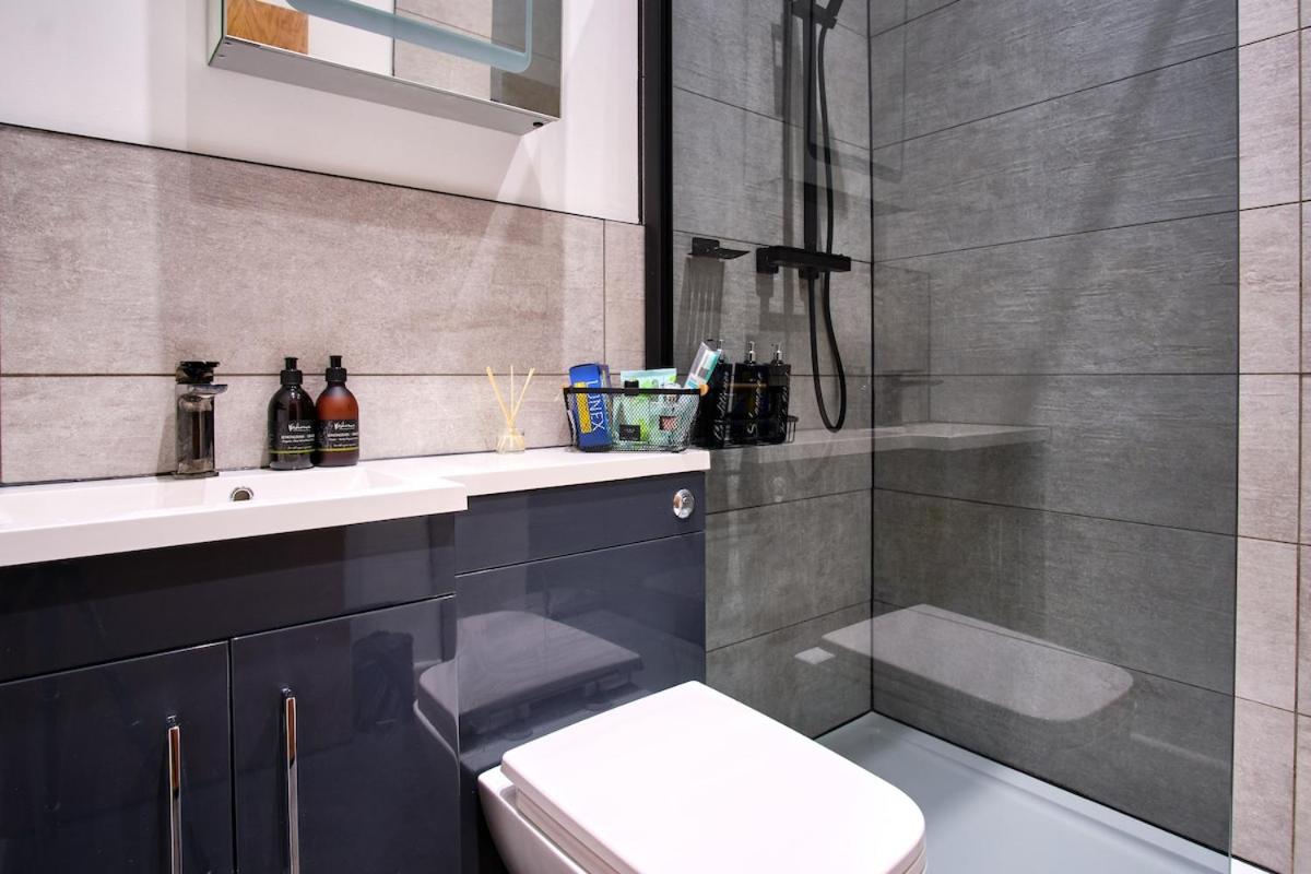 2 bedroom, newly-renovated, comfortable town centre apartment!