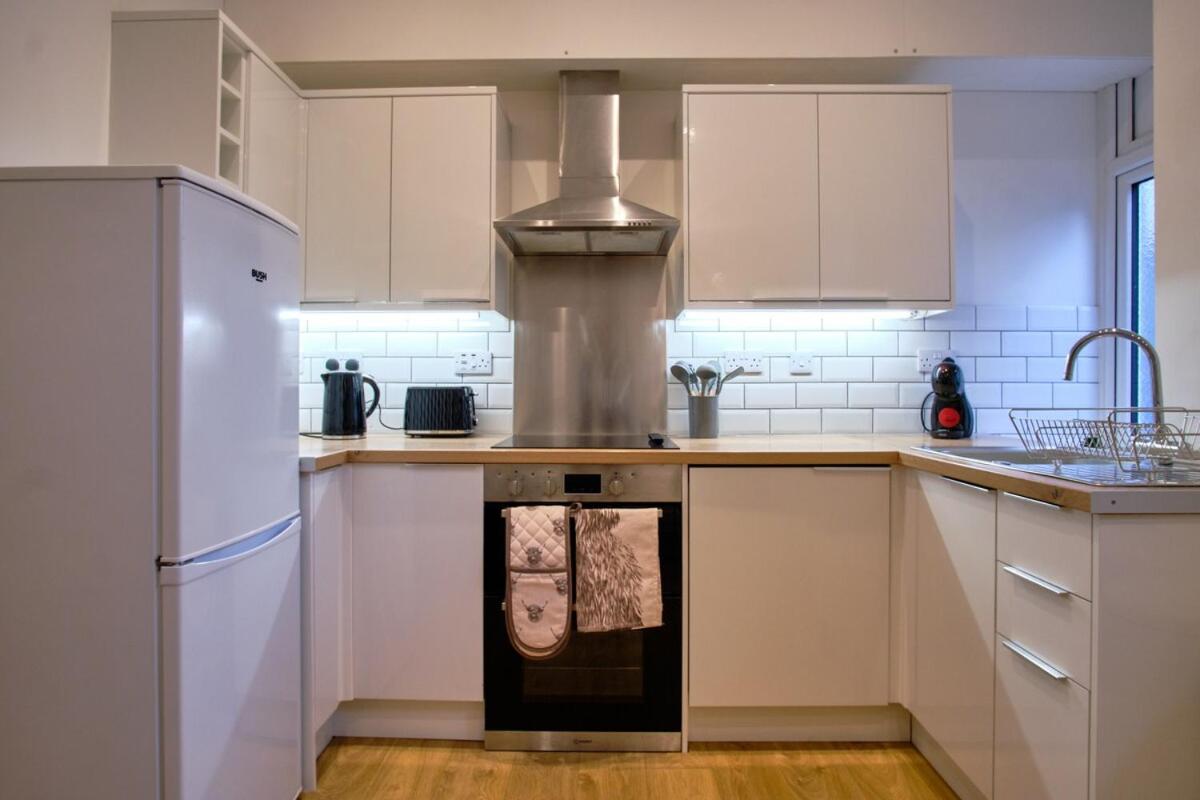 2 bedroom, newly-renovated, comfortable town centre apartment!