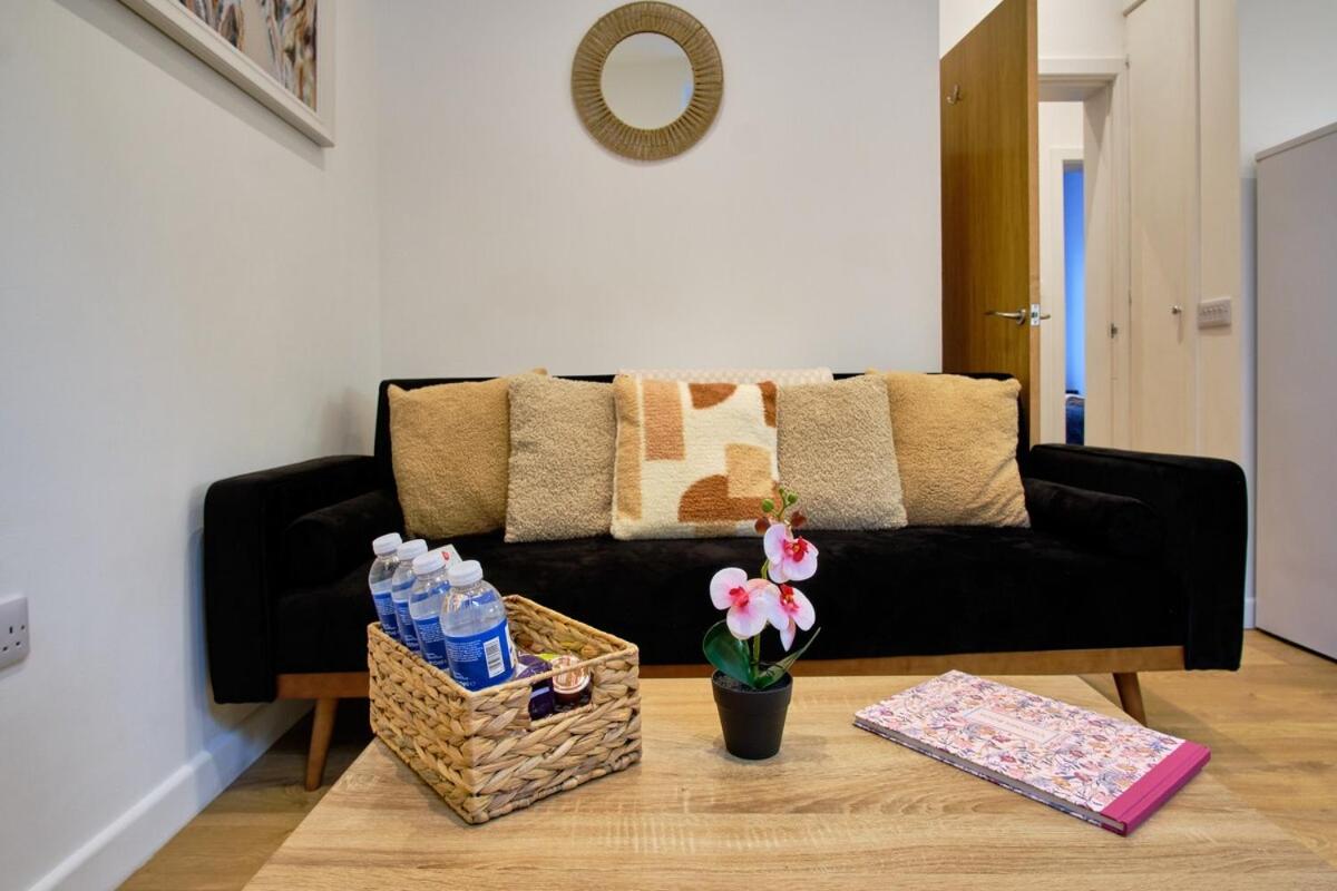 2 bedroom, newly-renovated, comfortable town centre apartment!