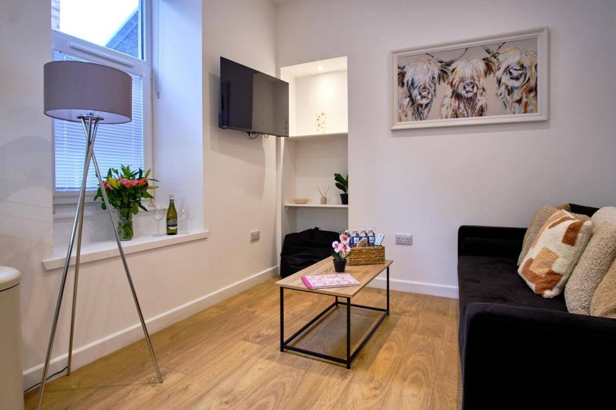 2 bedroom, newly-renovated, comfortable town centre apartment!
