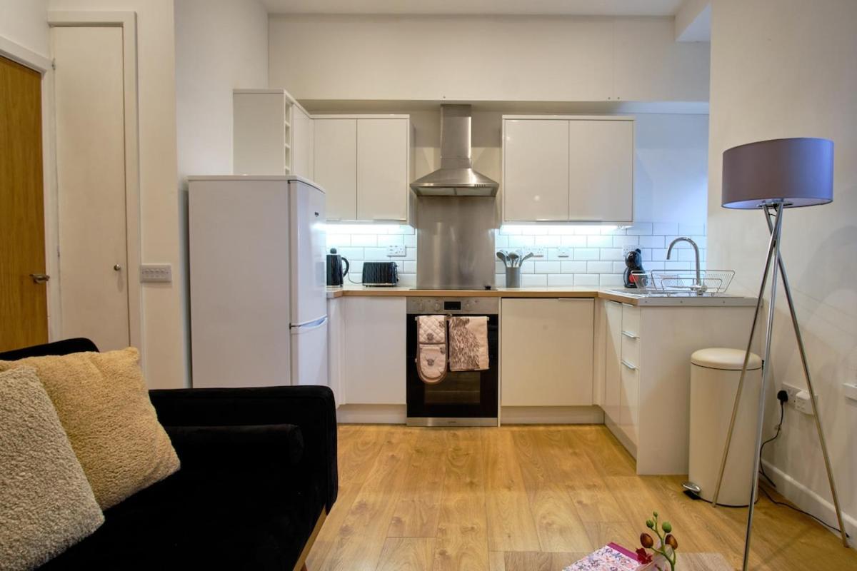 2 bedroom, newly-renovated, comfortable town centre apartment!