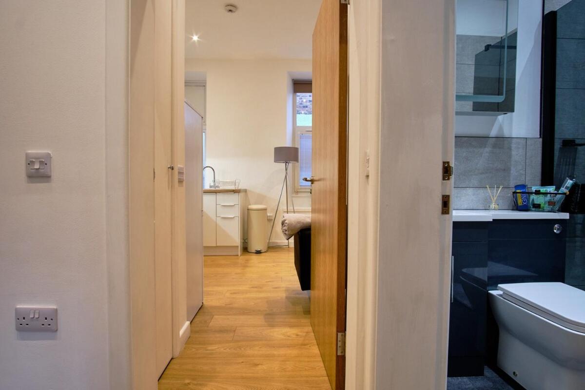 2 bedroom, newly-renovated, comfortable town centre apartment!