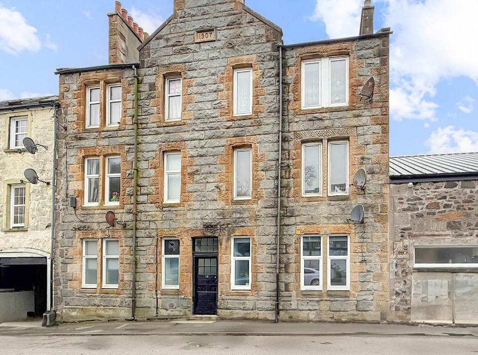 2 bedroom, newly-renovated, comfortable town centre apartment!