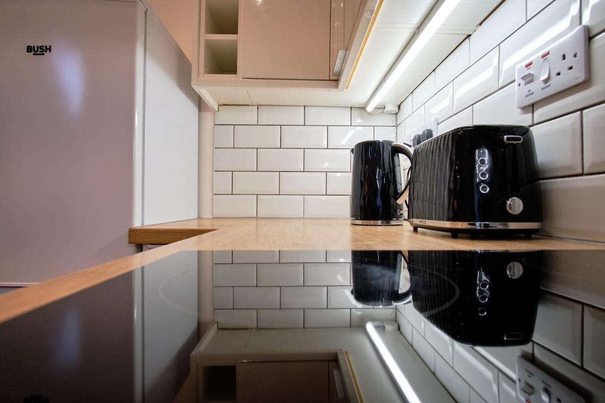 2 bedroom, newly-renovated, comfortable town centre apartment!