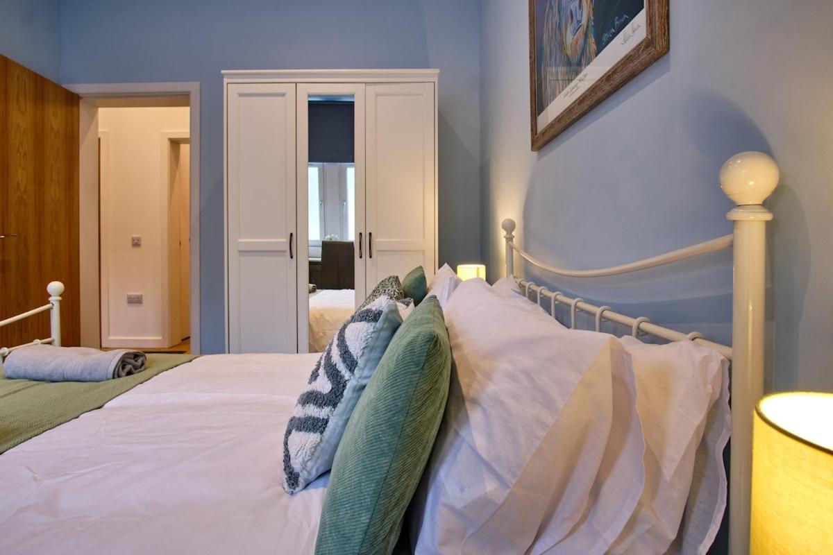 2 bedroom, newly-renovated, comfortable town centre apartment!