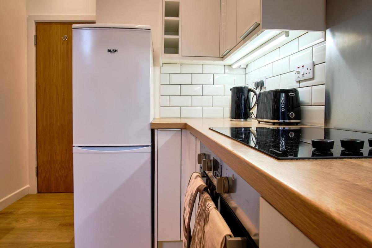 2 bedroom, newly-renovated, comfortable town centre apartment!