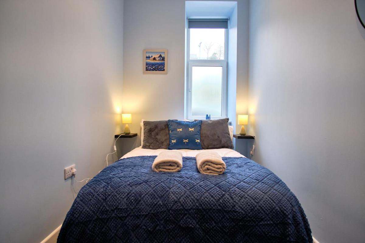 2 bedroom, newly-renovated, comfortable town centre apartment!
