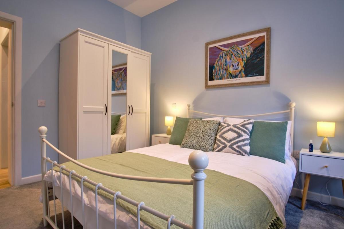 2 bedroom, newly-renovated, comfortable town centre apartment!