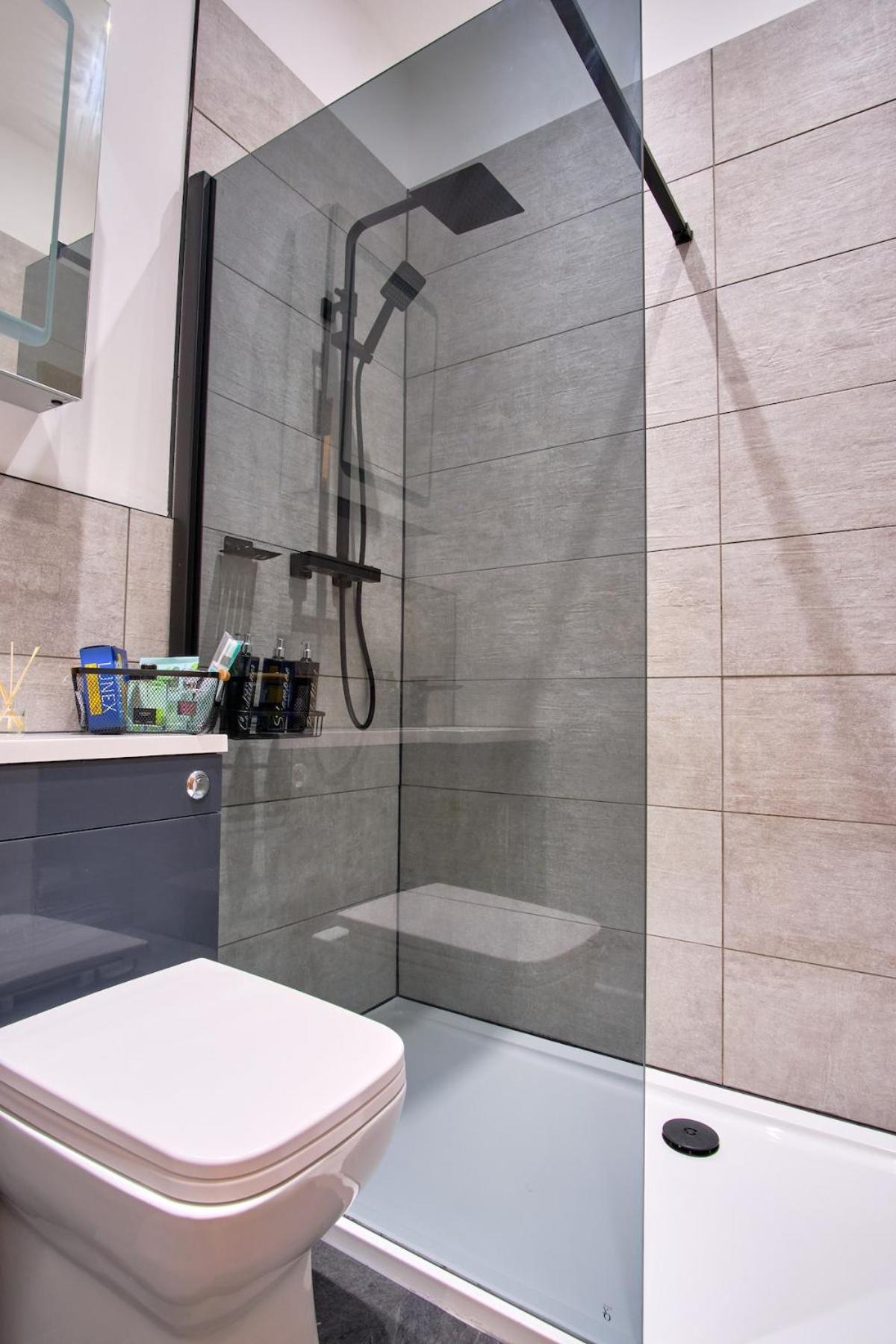 2 bedroom, newly-renovated, comfortable town centre apartment!