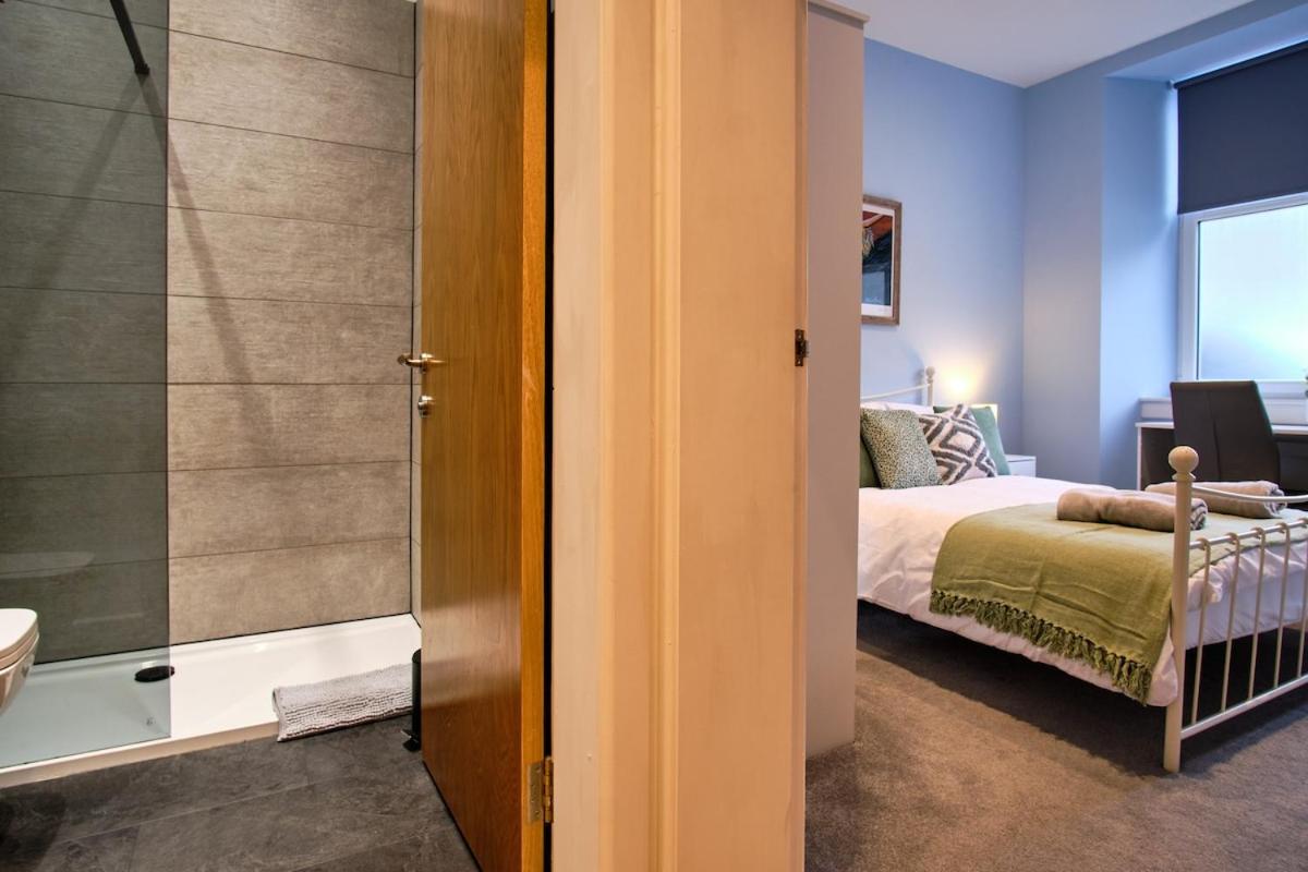 2 bedroom, newly-renovated, comfortable town centre apartment!
