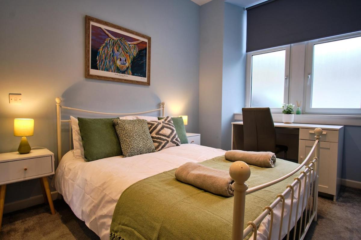 2 bedroom, newly-renovated, comfortable town centre apartment!