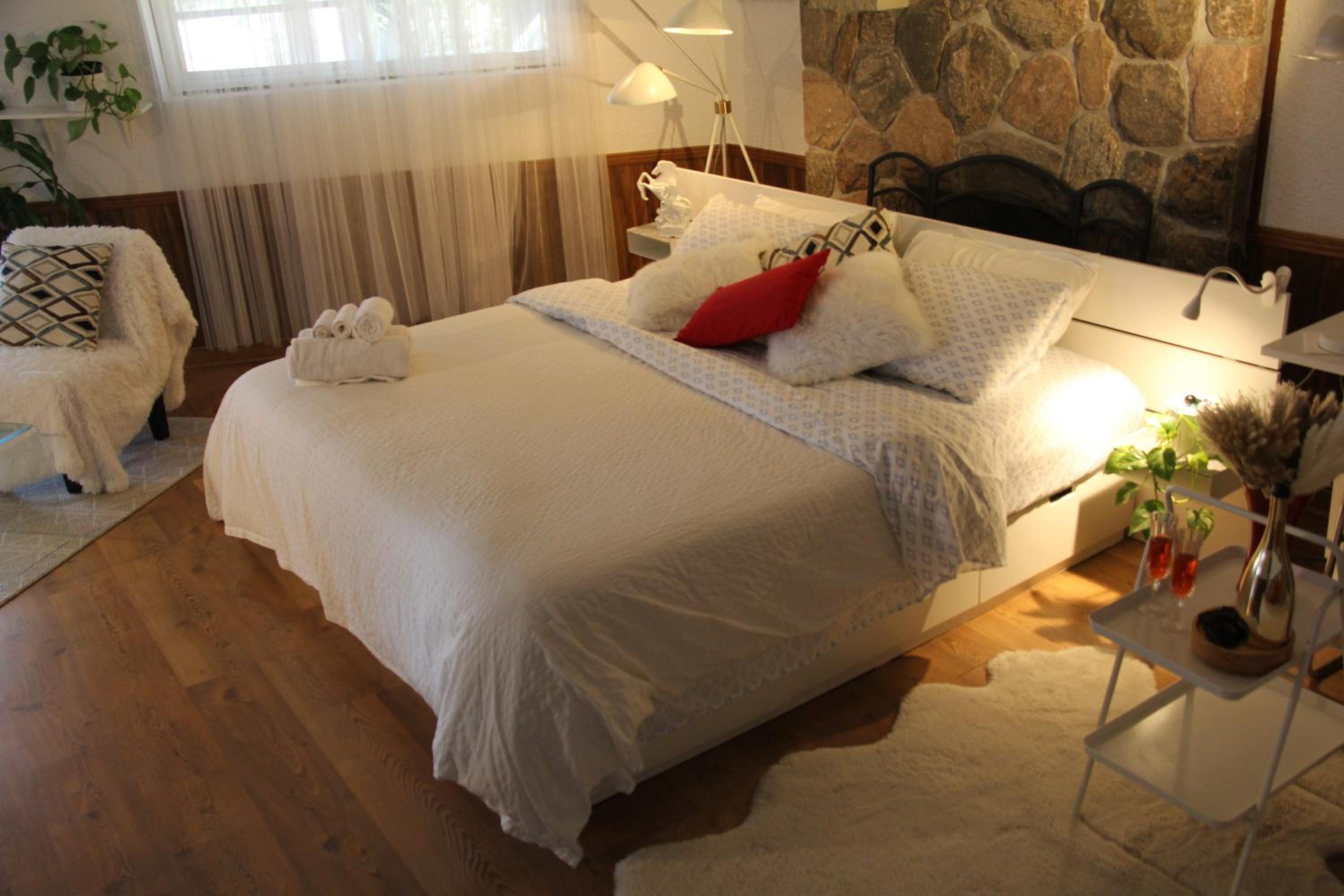 Serene Don River Nature gateway- 2BR suite, Private Patio, Free Parking