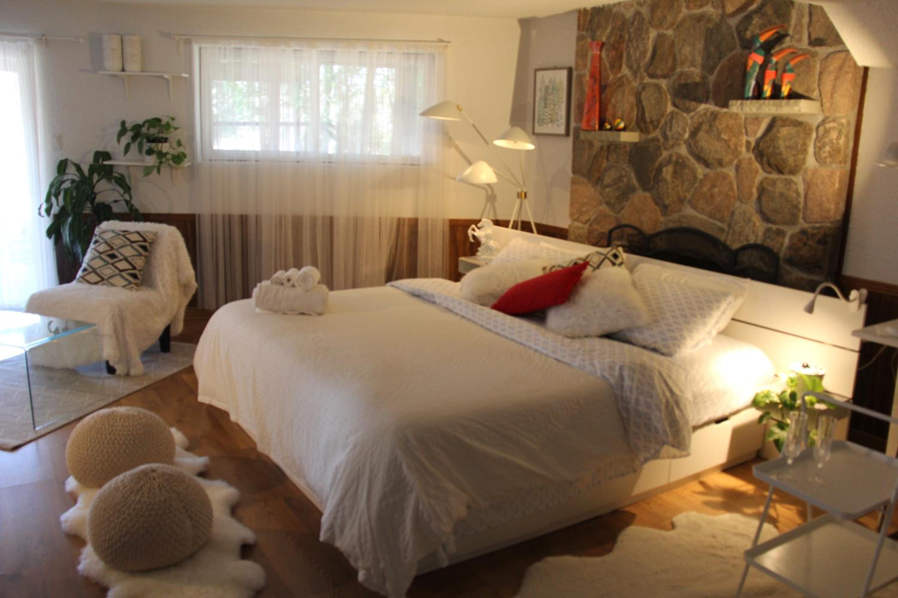 Serene Don River Nature gateway- 2BR suite, Private Patio, Free Parking