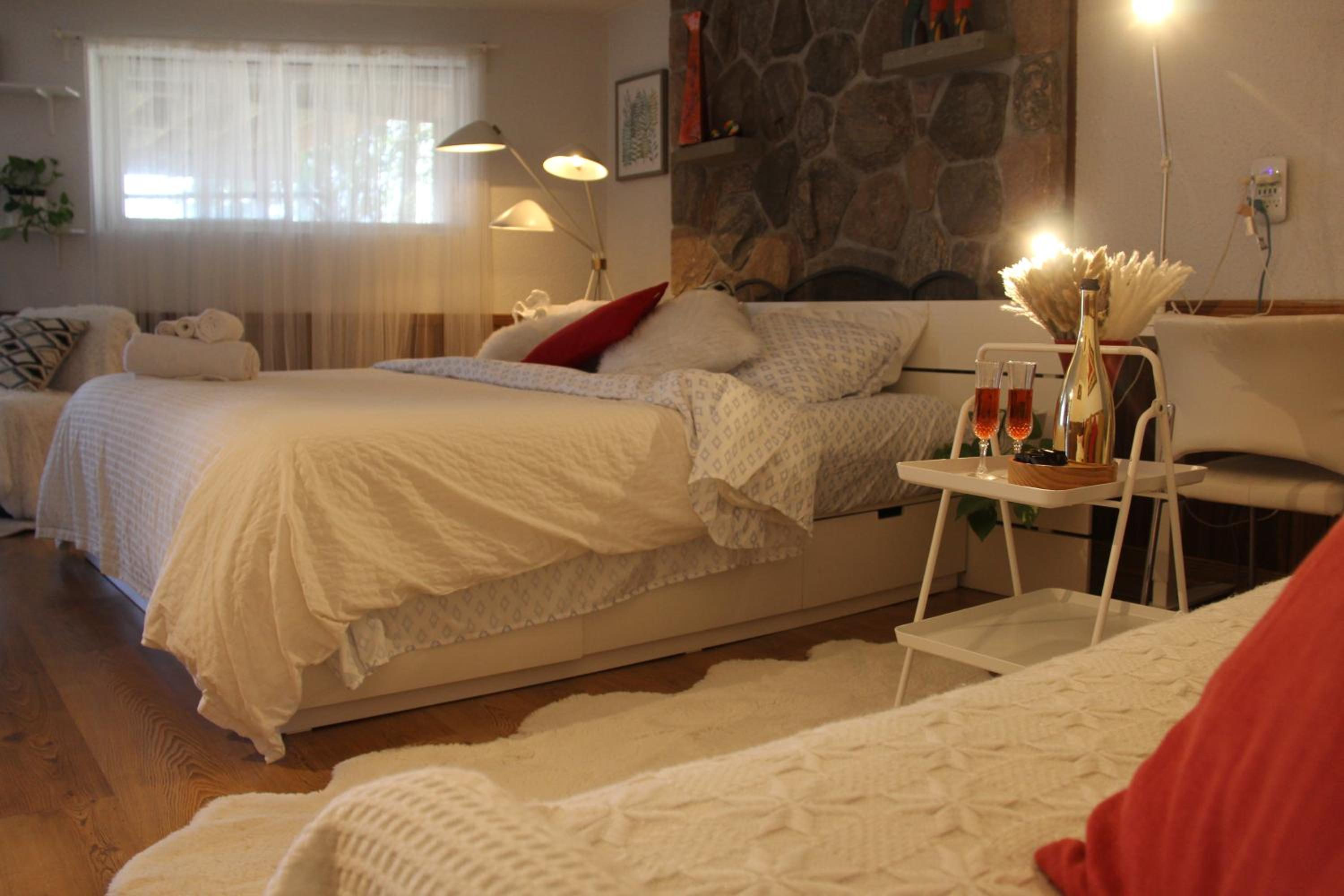 Serene Don River Nature gateway- 2BR suite, Private Patio, Free Parking
