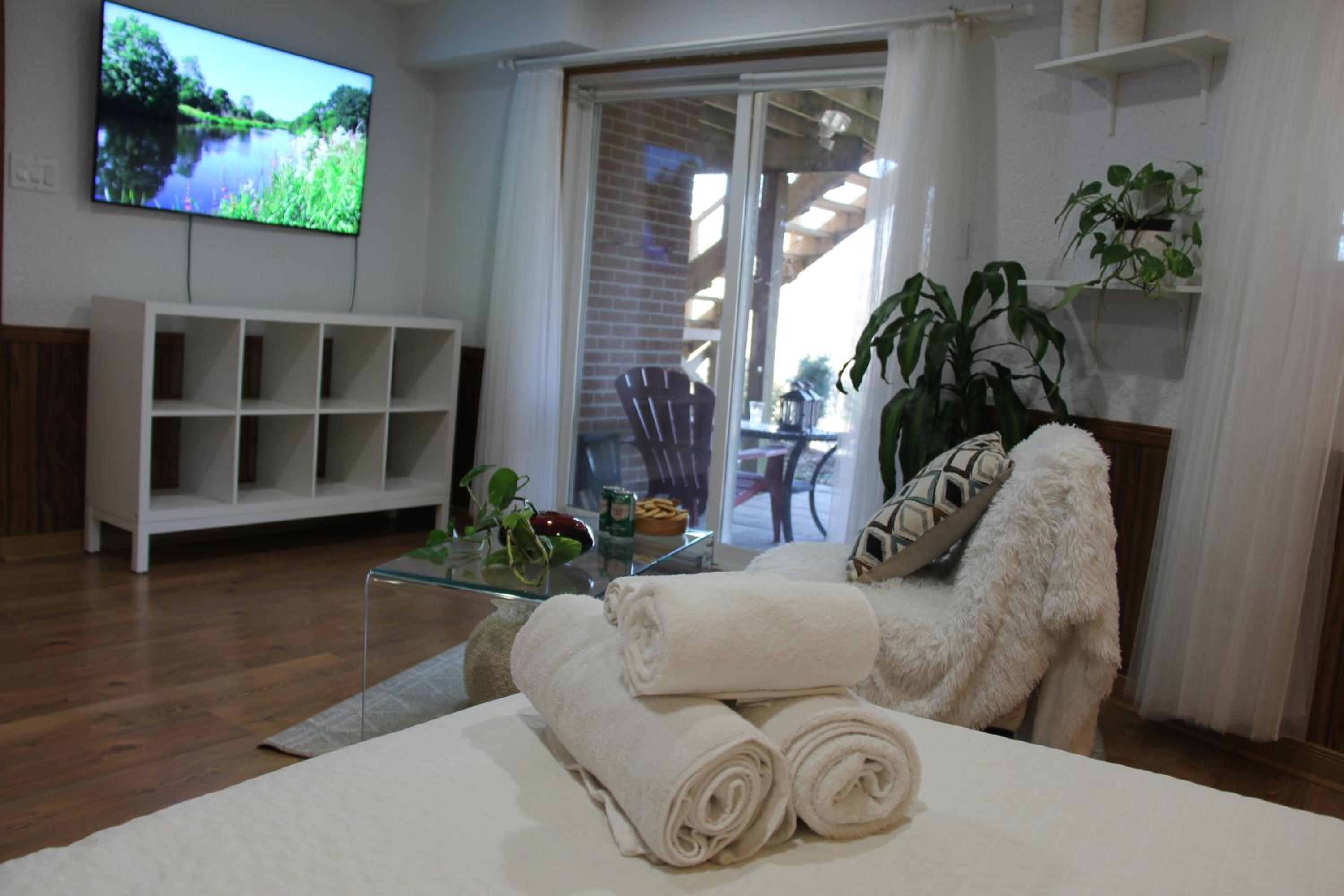 Serene Don River Nature gateway- 2BR suite, Private Patio, Free Parking